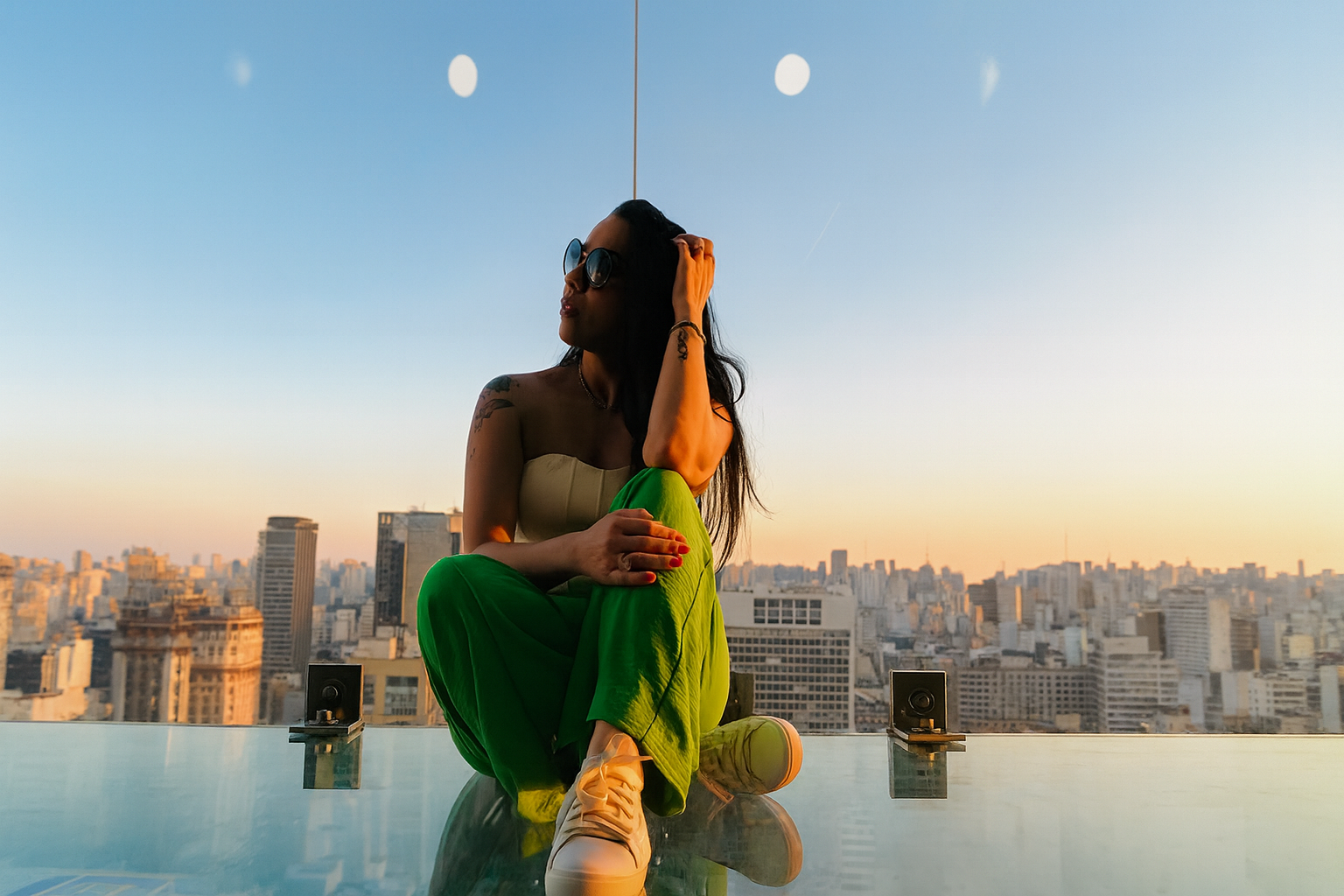 foto inspiradora, olhando para o horizonte com um céu azul e uma vista da cidade ao fundo